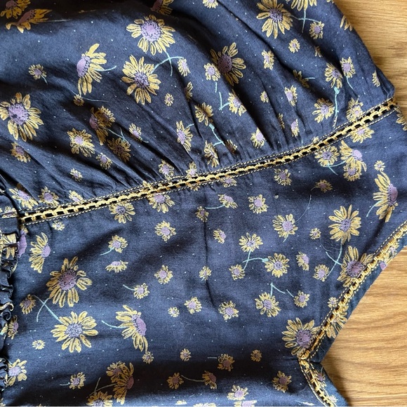 Free People Navy floral boho top. Size XS - fits like a s/m - Picture 5 of 7